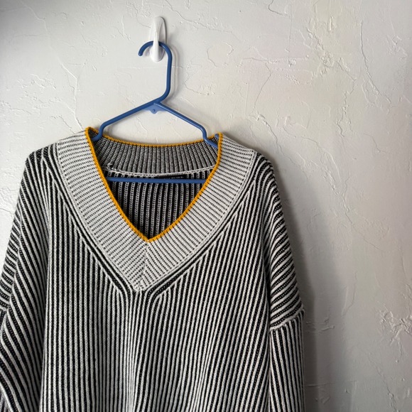 V Neck Striped Knit Sweater Women Size M Black White Cute Preppy Academia - Picture 4 of 8